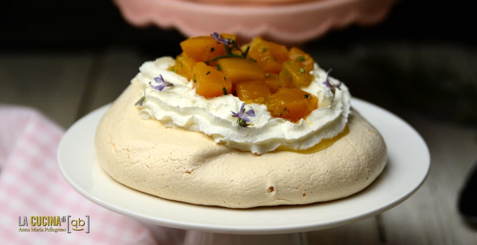 Pavlova con pesche sciroppate al rosmarino