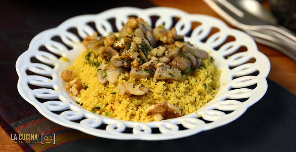 Insalata di couscous allo zafferano con funghi e noci