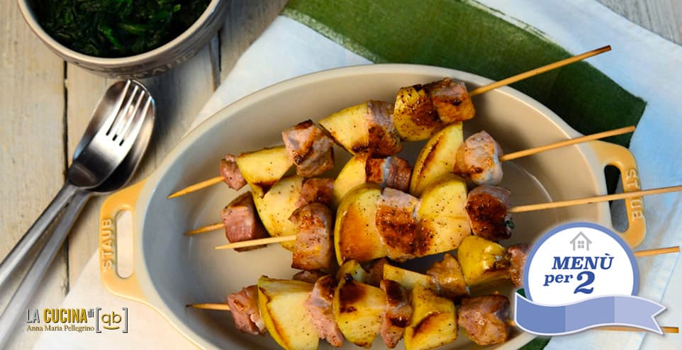 Spiedini di maiale e mele con spinaci al vapore