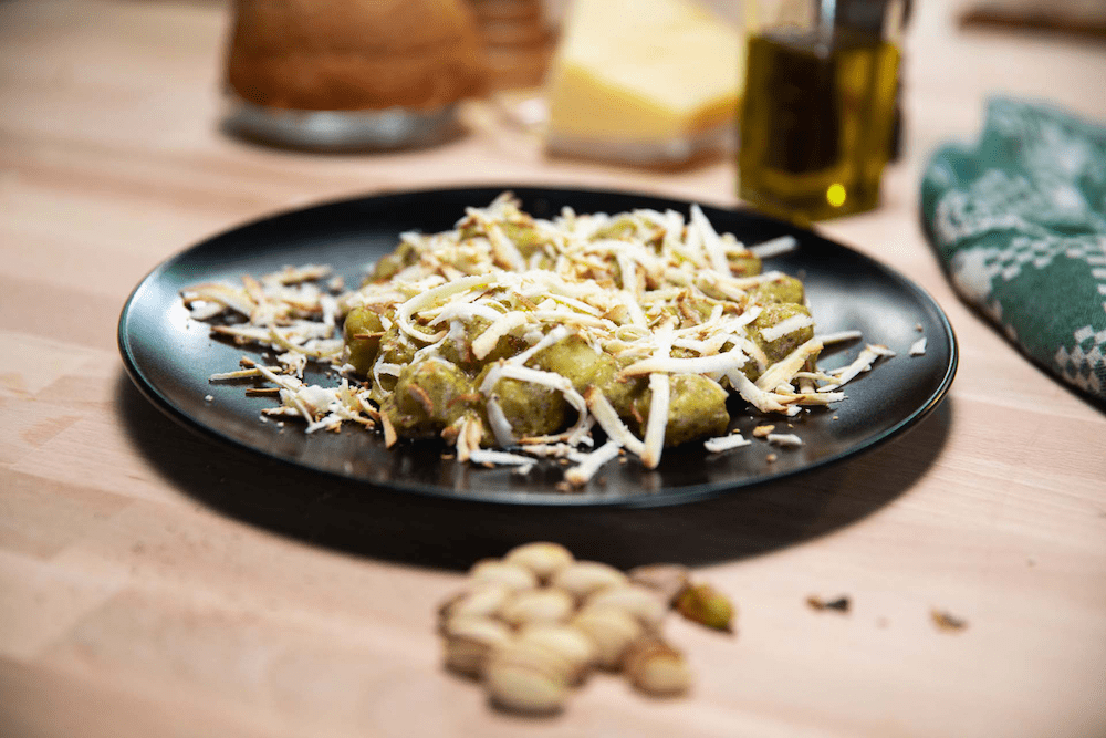 Gnocchi al pesto di pistacchi e ricotta affumicata