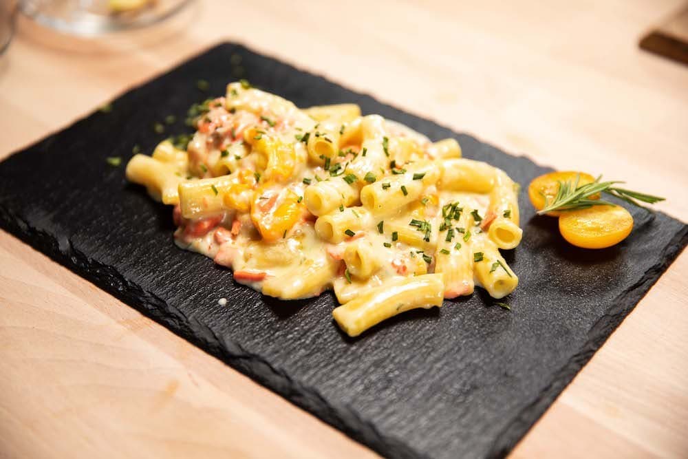 Maccheroncini con salmone, panna e datterini