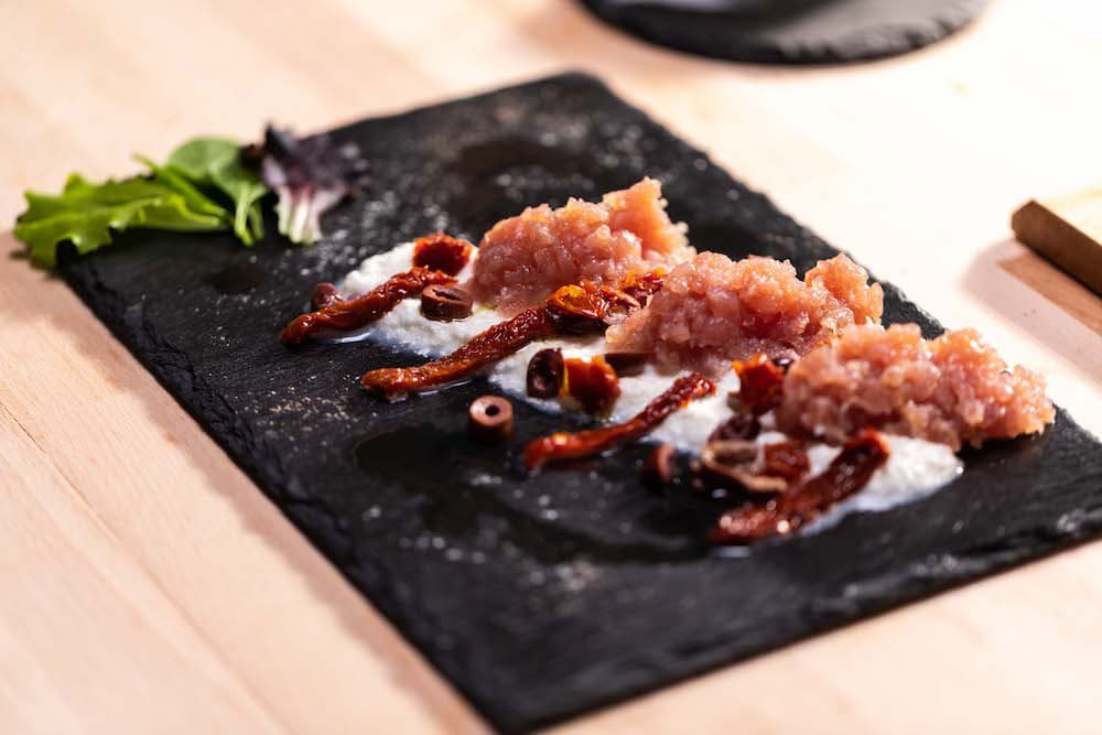 Tartare di tonno con pomodori secchi, olive e spuma di bufala
