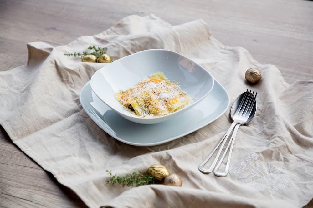 Lasagna aperta di verdure grigliate in agrodolce con salsa di datterini gialli al timo