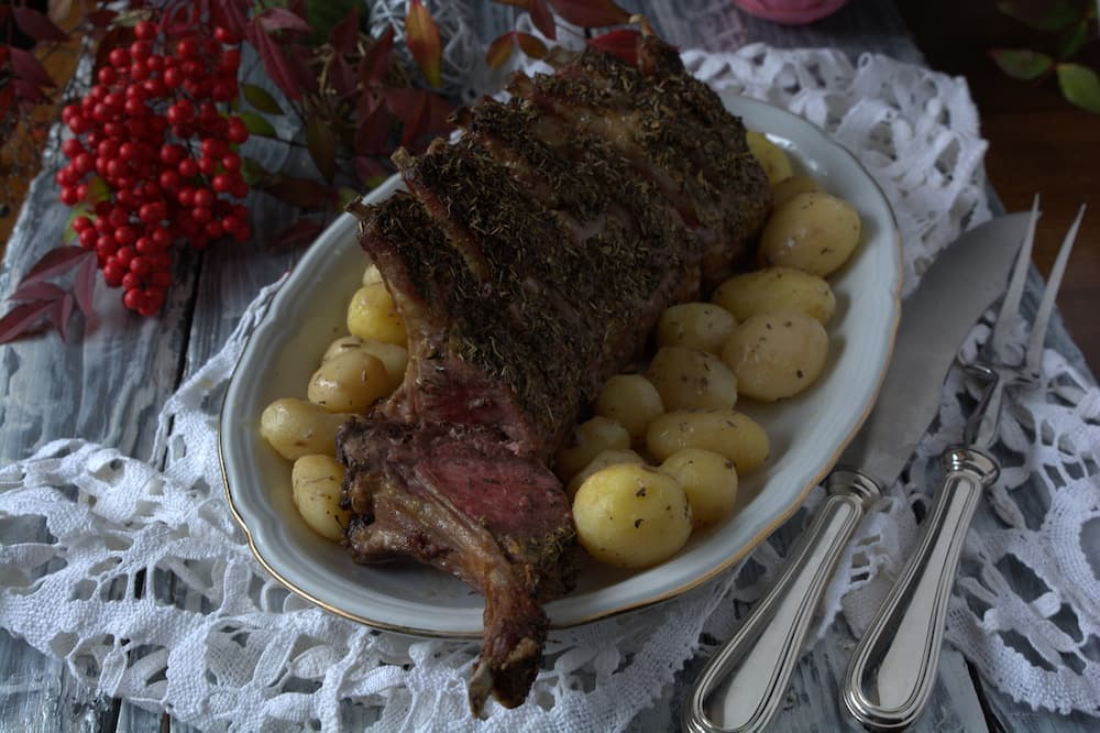 Carré di agnello al forno con erbe provenzali e mirto
