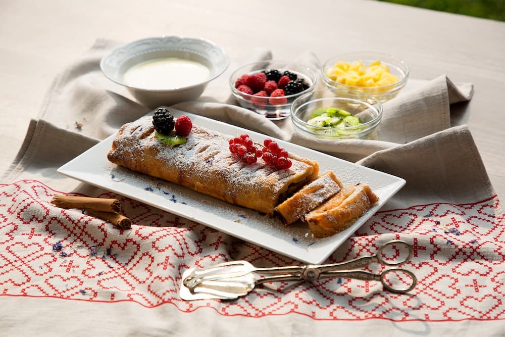 Strudel alle mele con zabaione tiepido speziato
