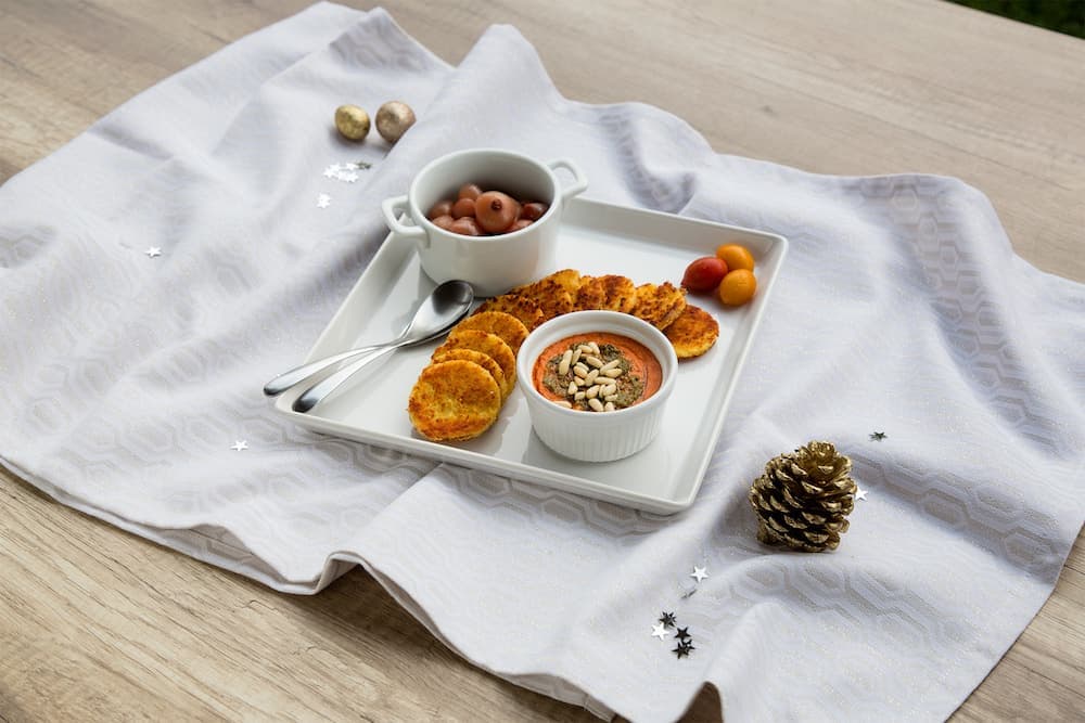 Festività – esempio: Sformatini ai due pomodori con chips di farinata e salsa al basilico