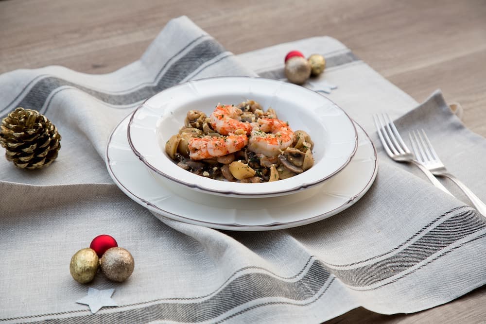 Orecchiette con gamberi e noci al profumo di funghi porcini