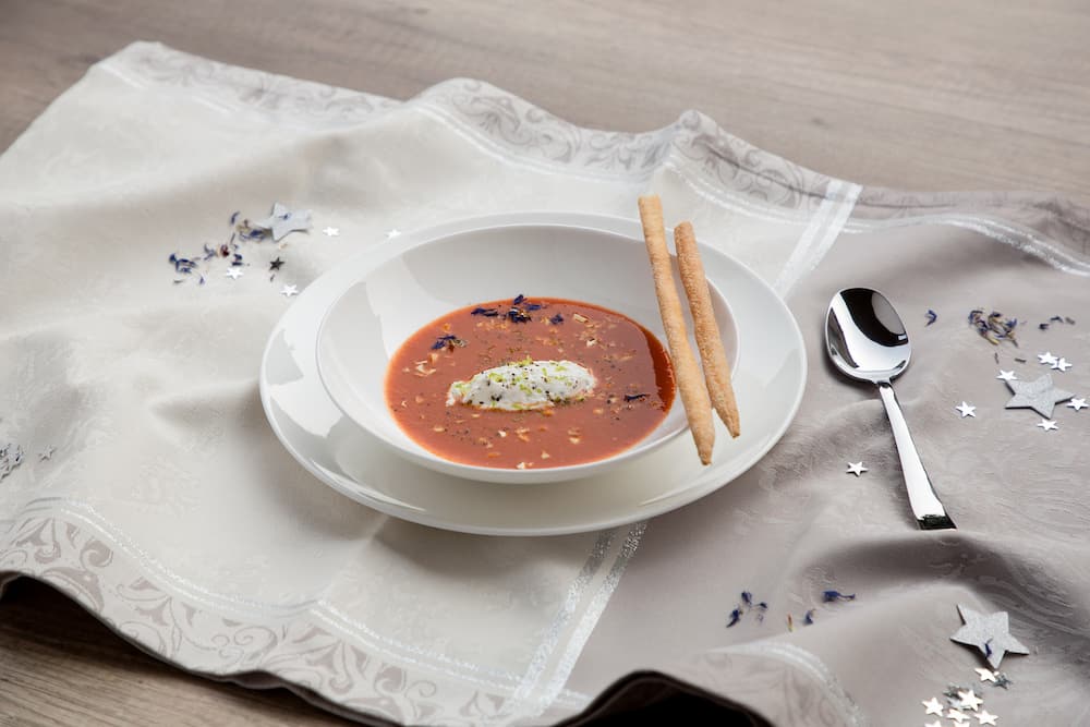 Vellutata di pomodoro Pachino al paté di olive con mousse di burratina