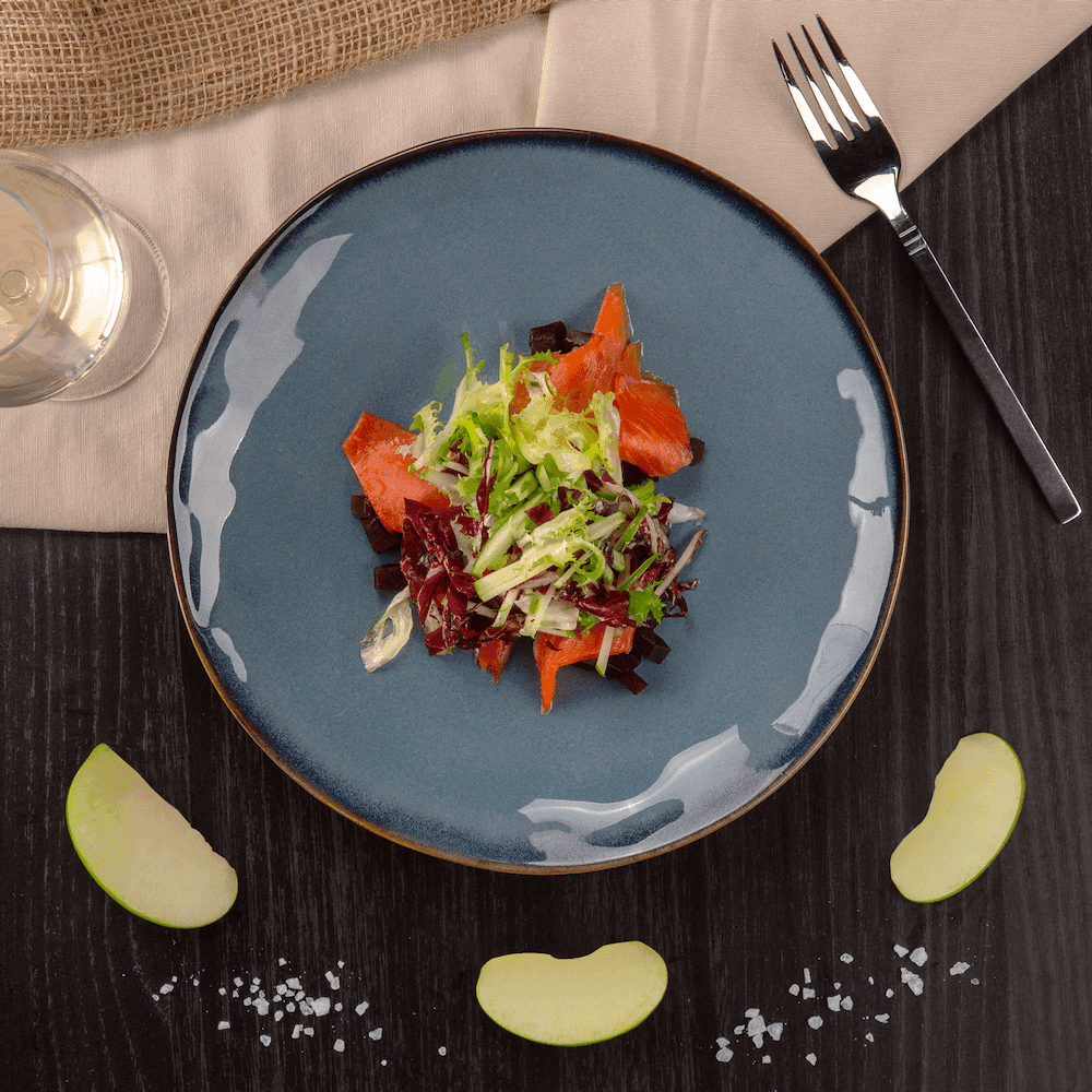 Insalata di salmone con rape rosse e mela verde