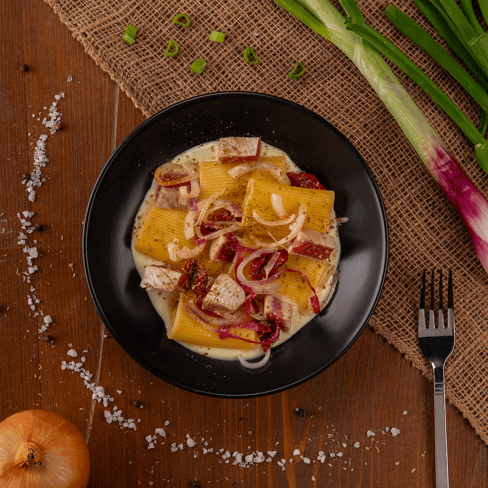 Paccheri su crema di patate con tonno e cipolle