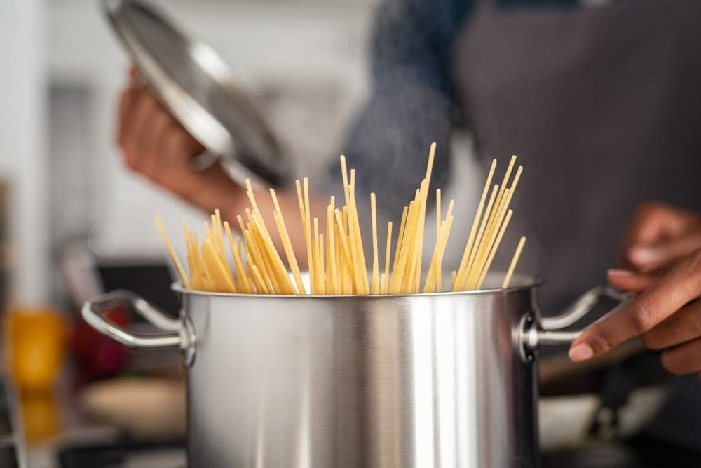 Si può cuocere la pasta a fuoco spento?