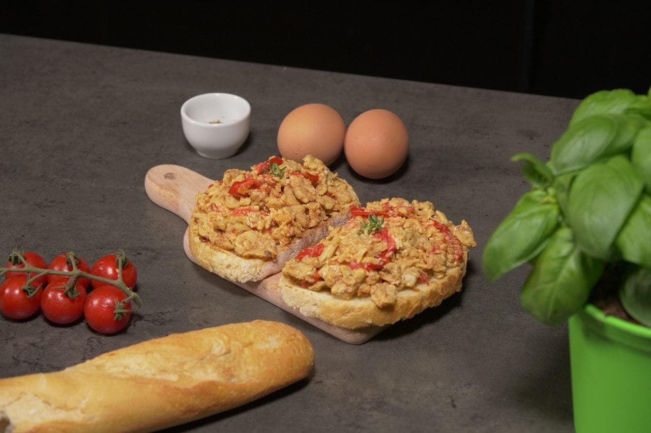 Crostini uova e pomodoro