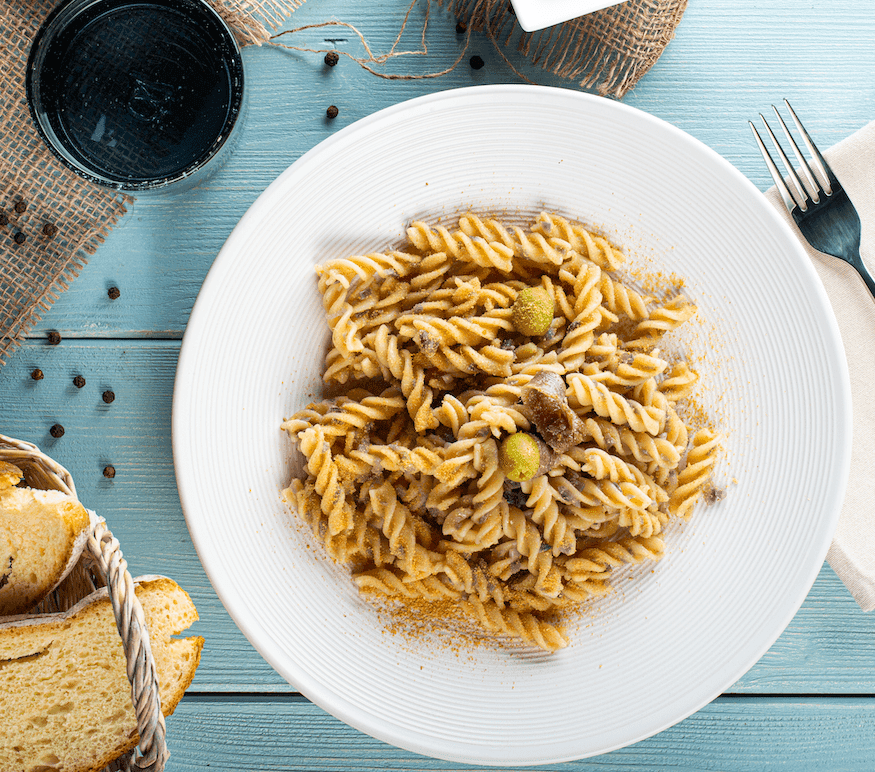 Fusilli cipolle rosse e acciughe