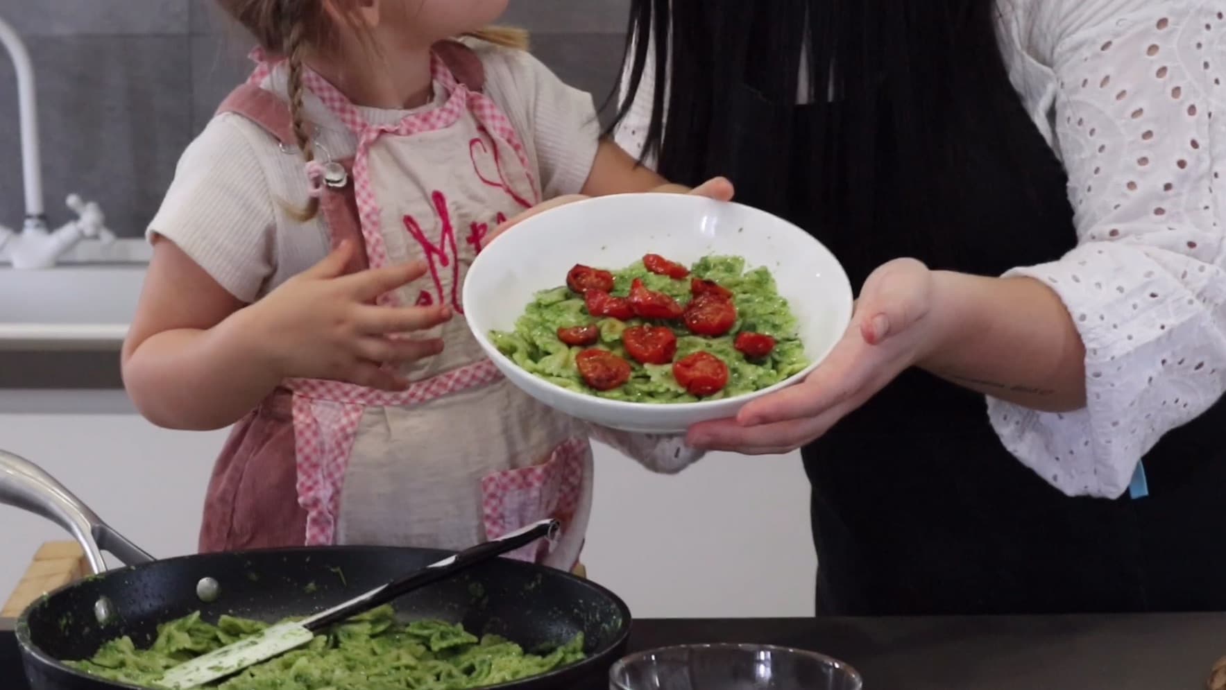 Pasta con pesto di rucola e pomodorini