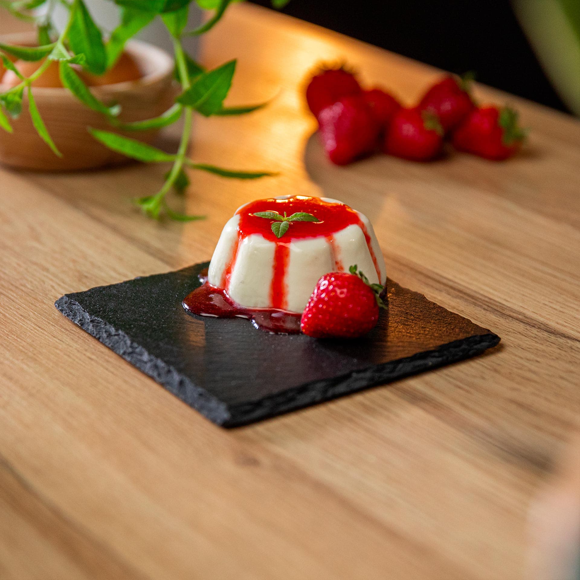 Pannacotta al profumo di limone con Coulis di Fragole