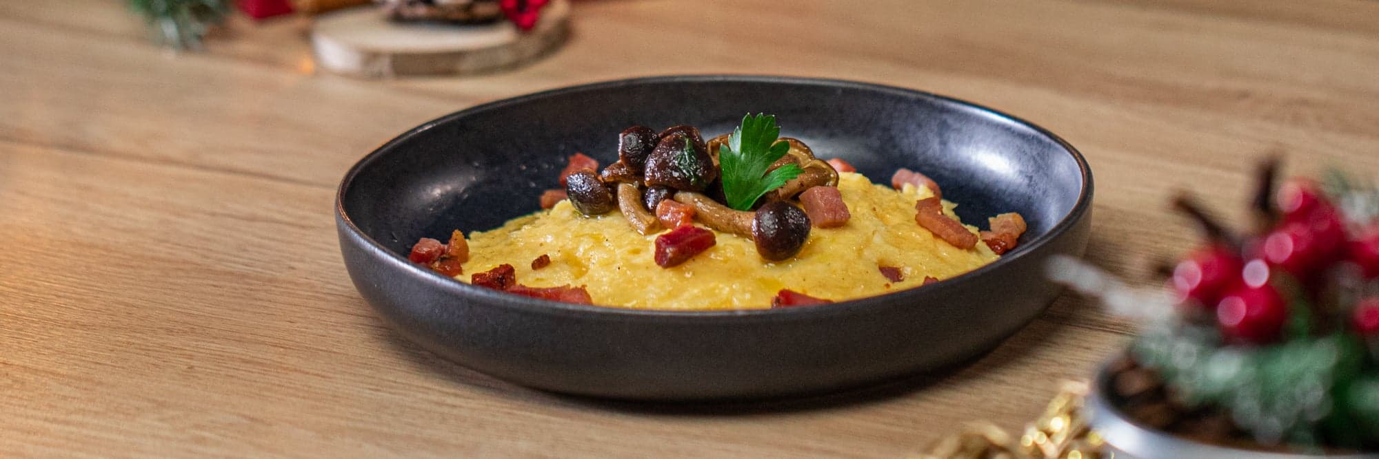 Polenta ai formaggi con speck croccante e funghi