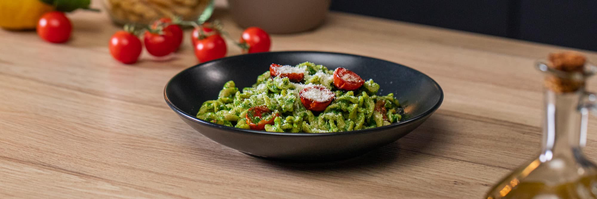 Fusilli integrali con pesto di rucola e pomodorini confit