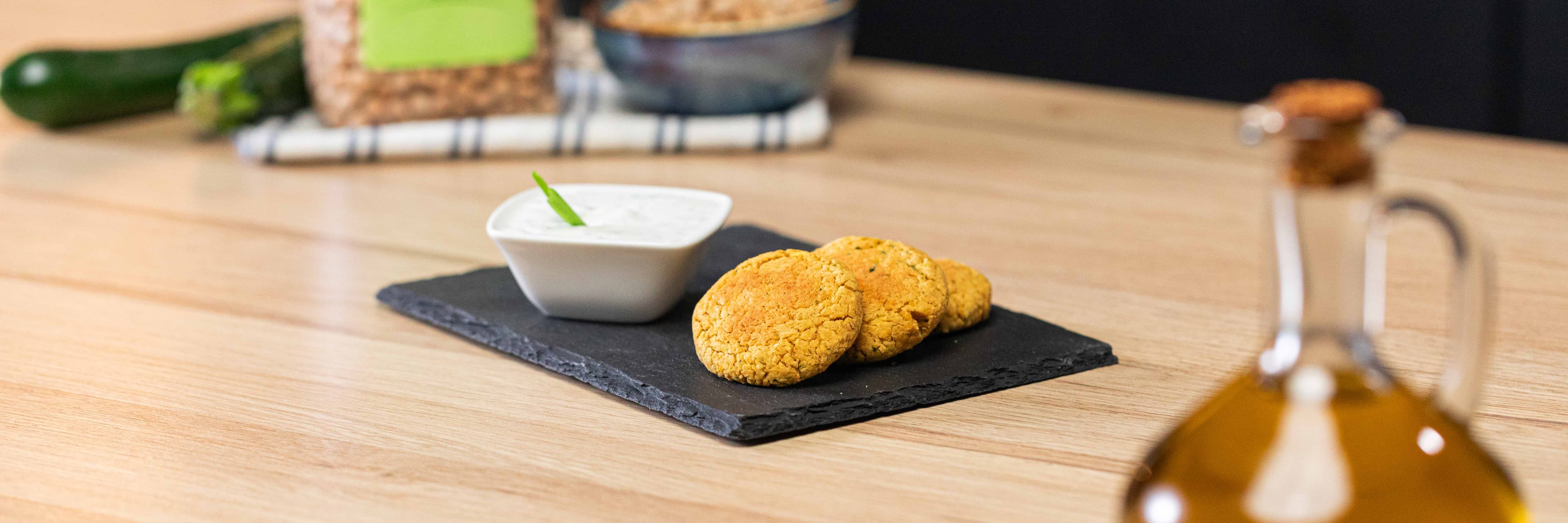 Polpette di ceci con salsa allo yogurt greco e erba cipollina