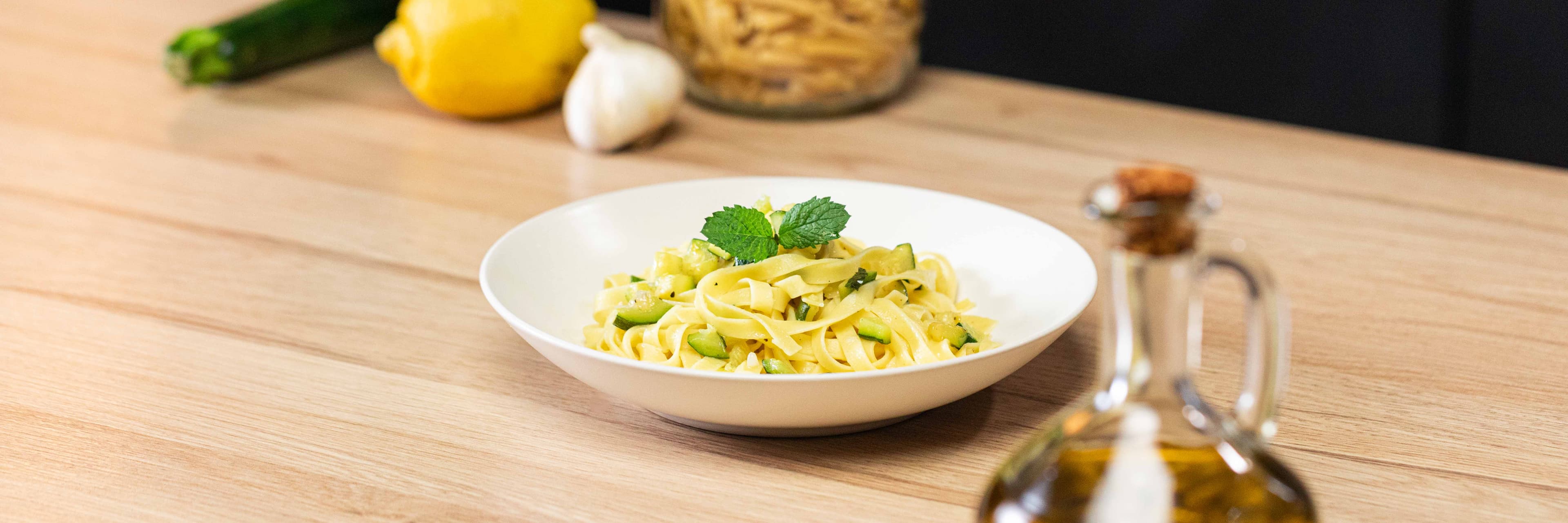 Tagliatelle con zucchine, limone e menta