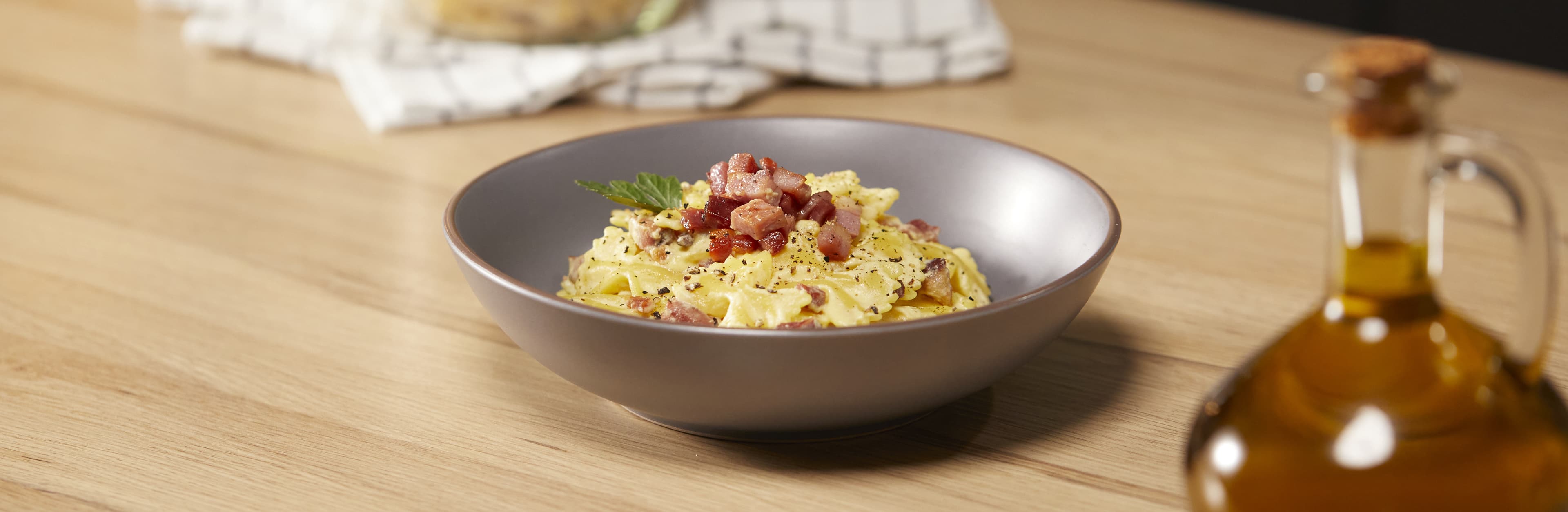 Farfalle con speck, ricotta e zafferano