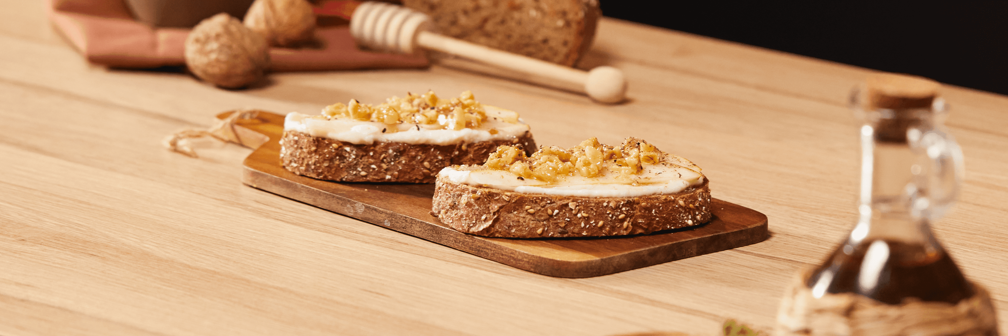 Bruschette con formaggio, pere e noci