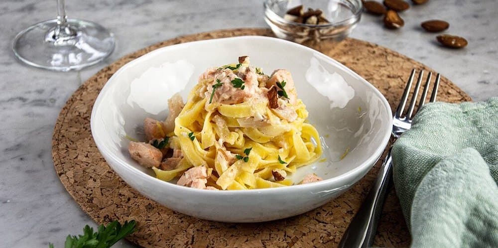 Tagliatelle al salmone norvegese con limone e mandorle