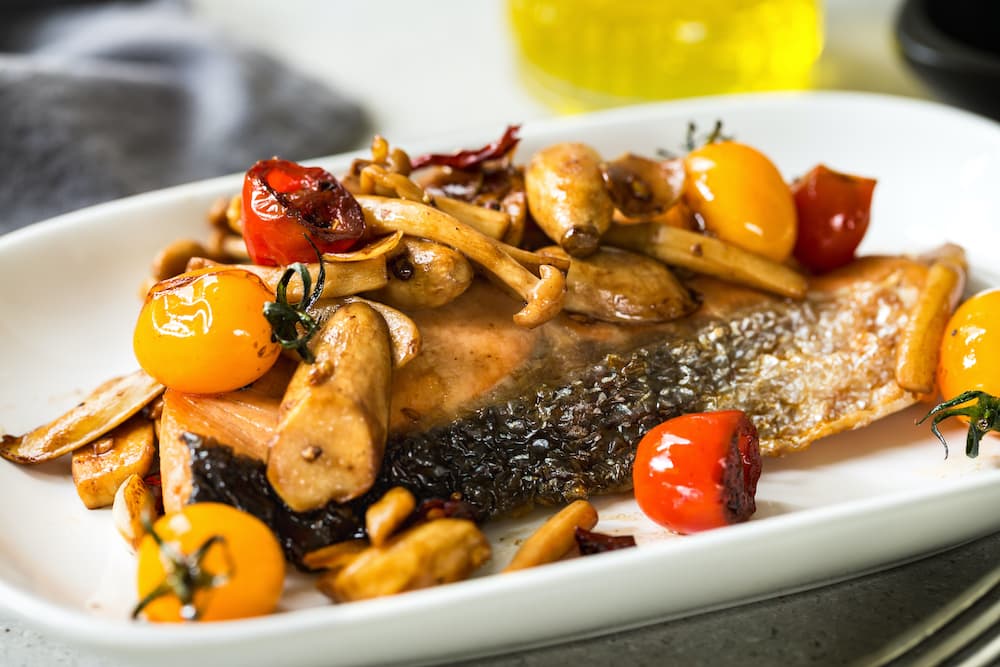 Filetti di salmone al Marsala, funghi e pomodorini confit