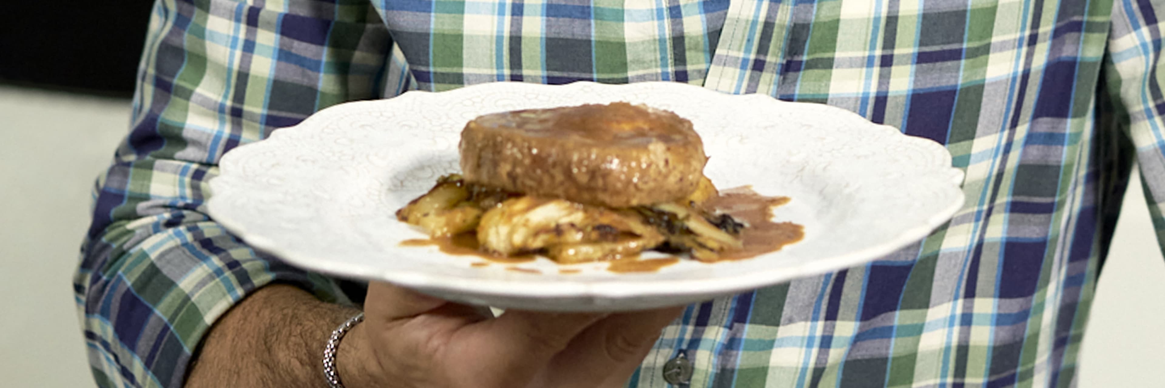 Lonza di maiale arrosto con frutta e verdura