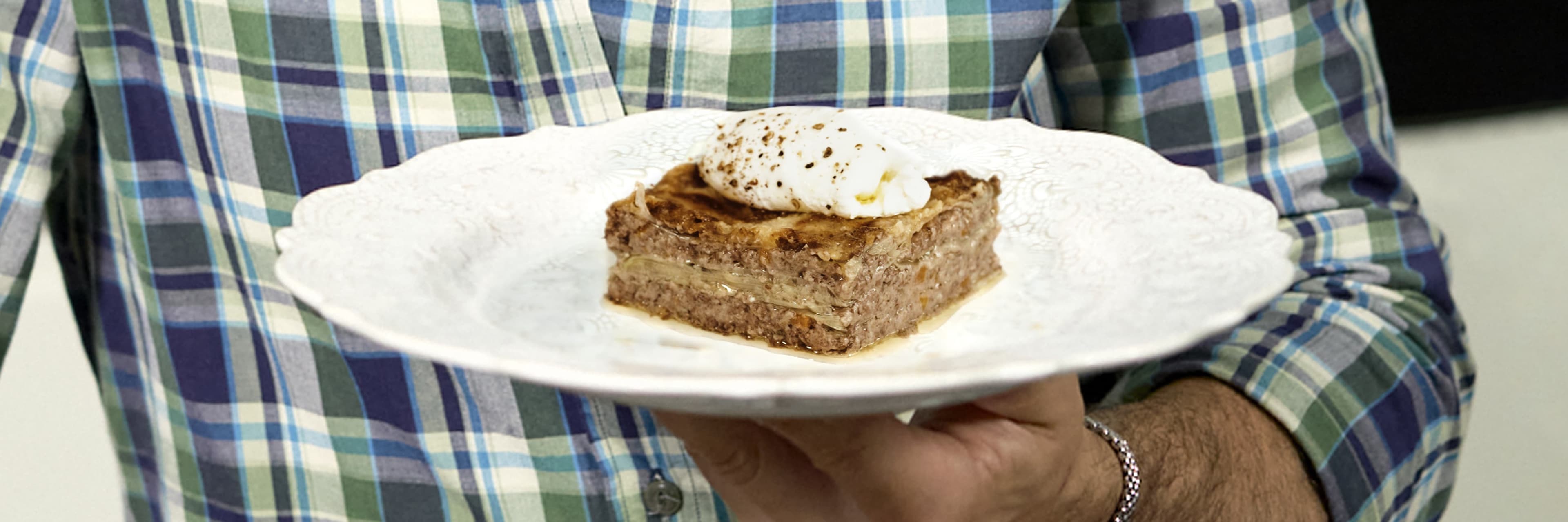 Lasagna di porro, ragu’ e uovo in camicia