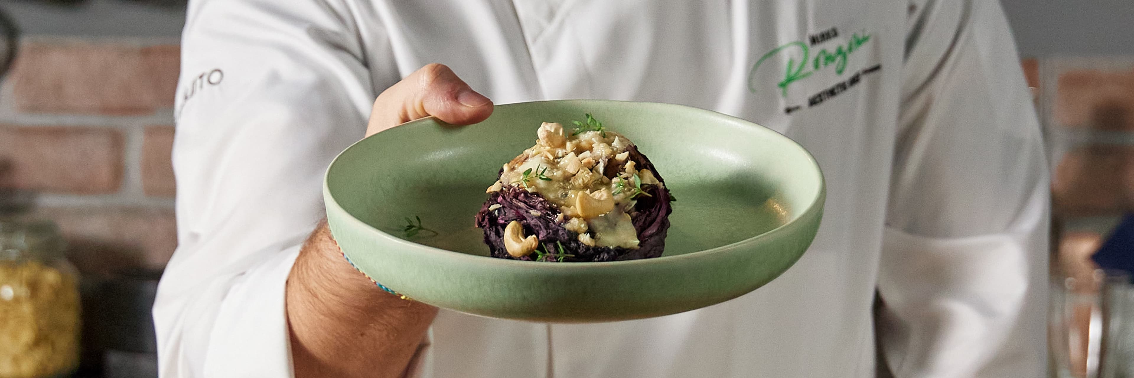 Radicchio infornato, gorgonzola e anacardi 