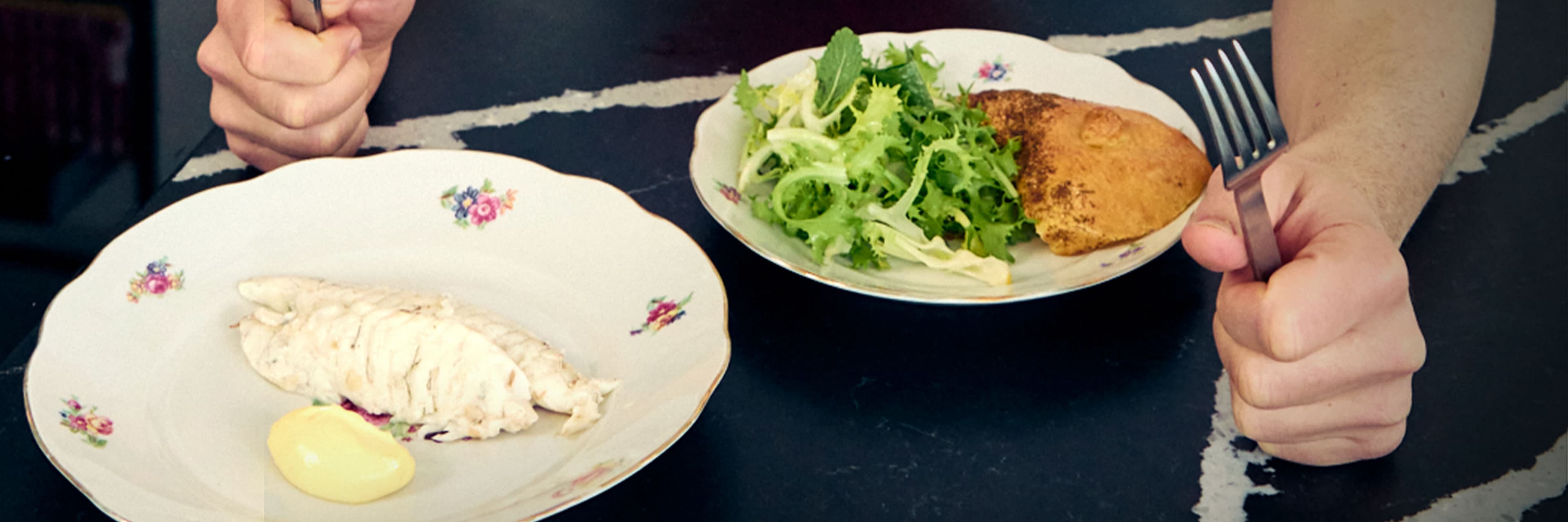 Orata in crosta di pane con insalatina aromatica 