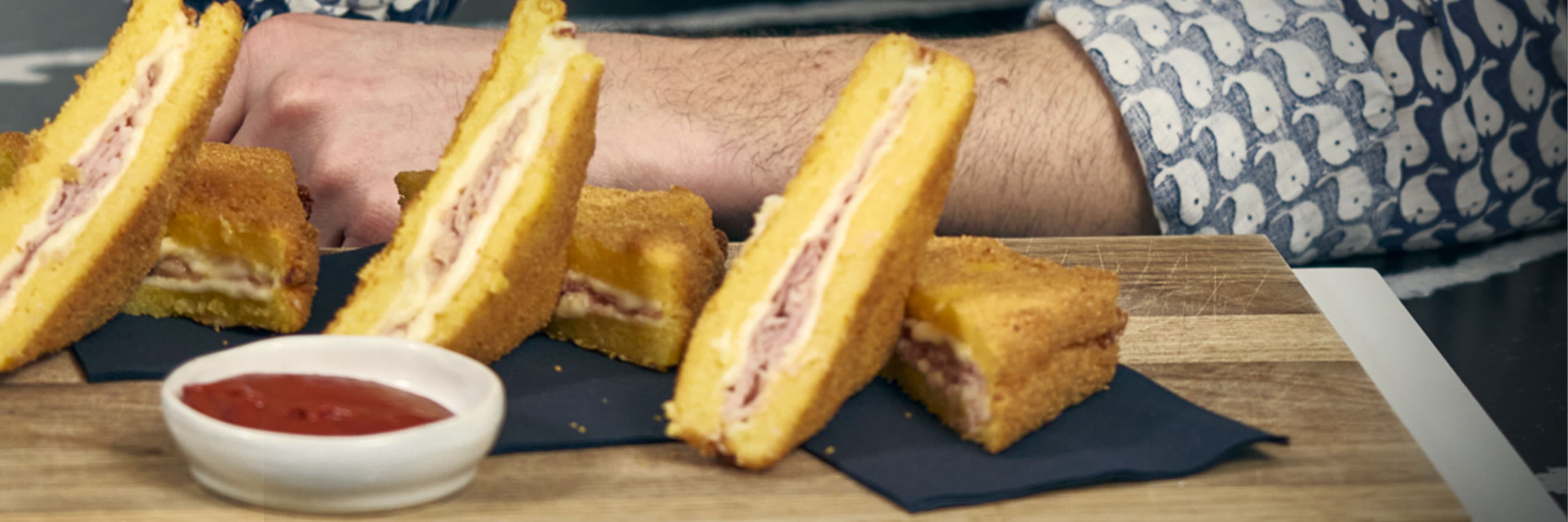 Sandwich di polenta, formaggio, prosciutto cotto e salsa BBQ alla rapa rossa  