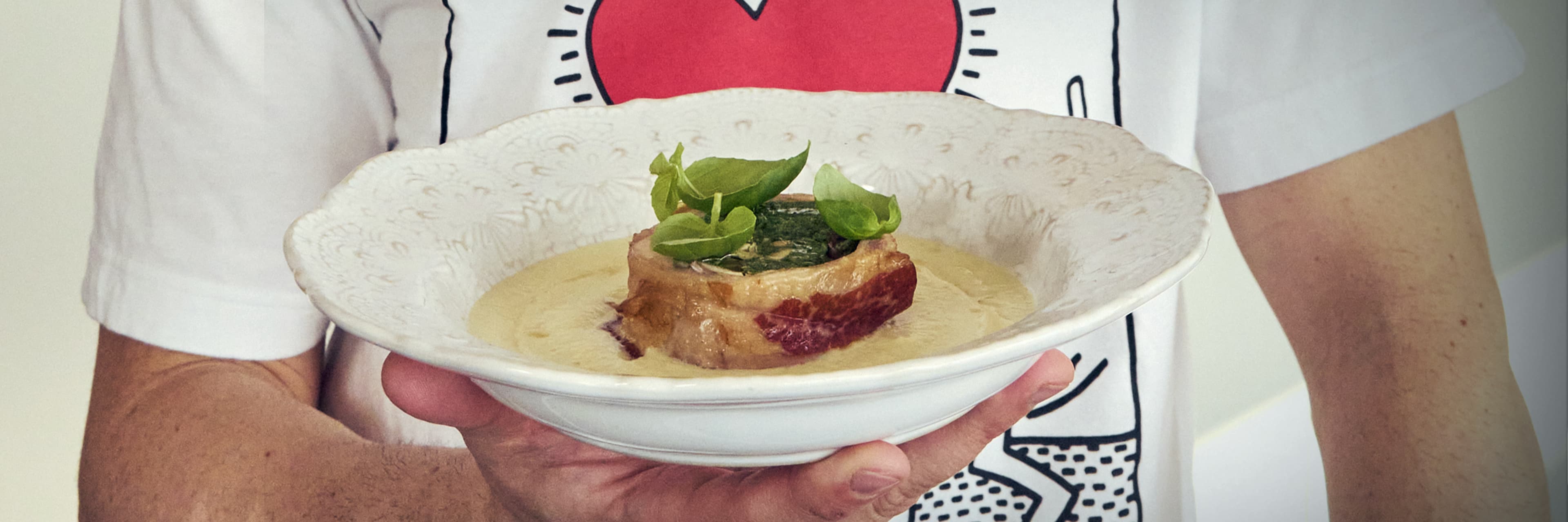 Rotolo di coniglio con crema di asparagi bianchi 