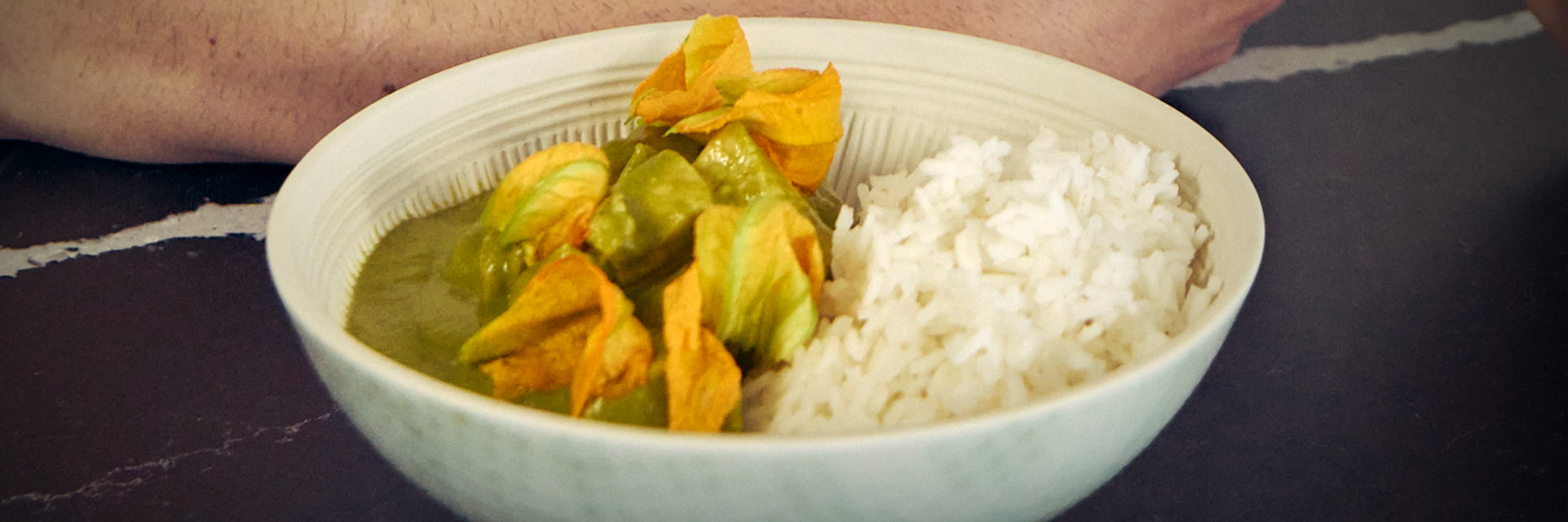 Curry verde primaverile con pollo e riso Jasmin