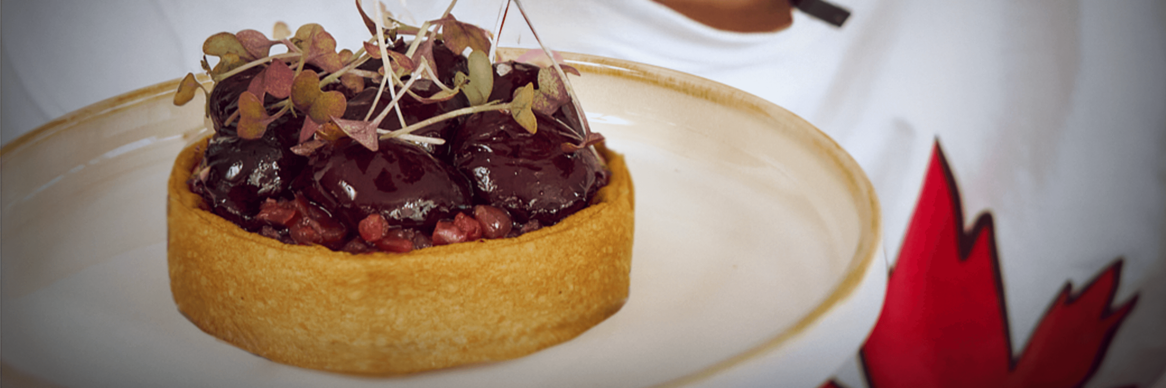 Tartelletta di pasta brisè, tartare di Sorana, ciliegie, caprino