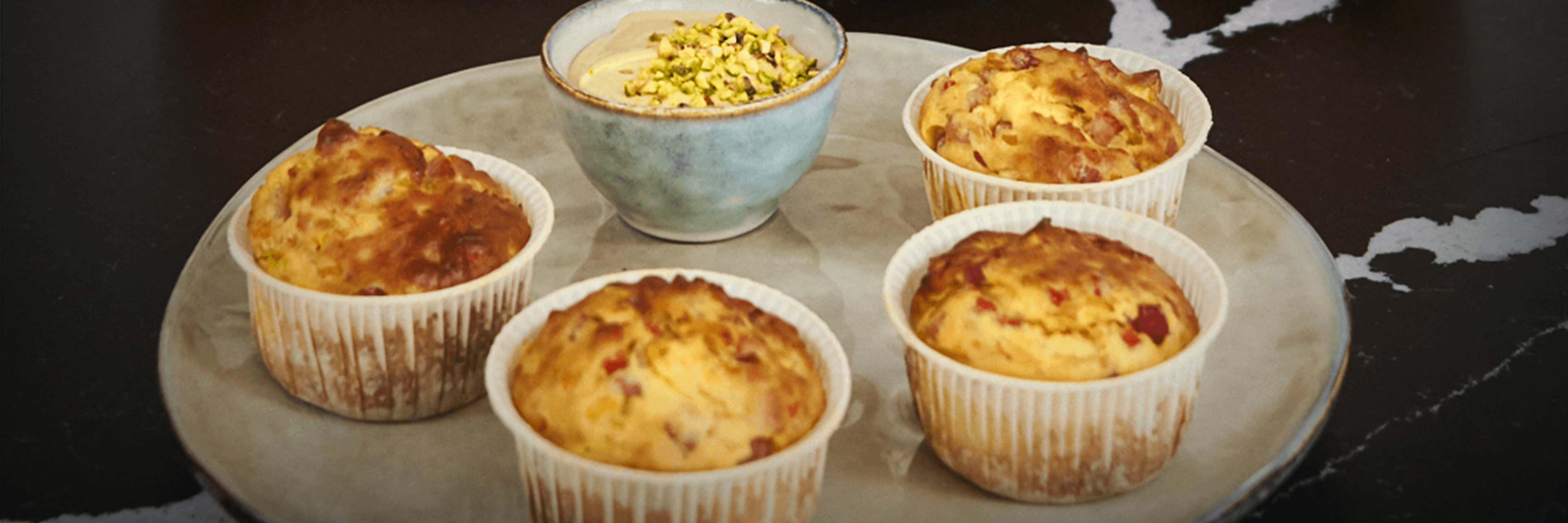 Muffin di verdure e yogurt con finta maionese al pistacchio