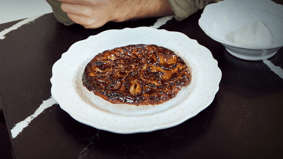 Torta di cipolle, salsa all'aceto balsamico e panna acida