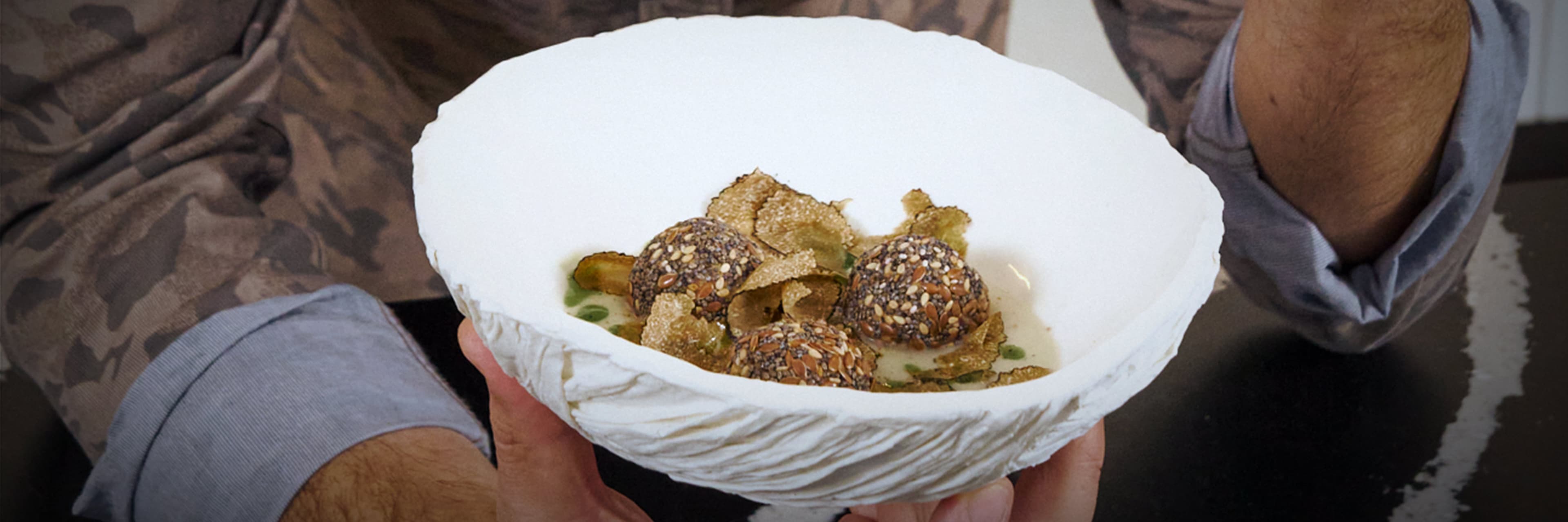 Polpette di legumi e semi, crema di cavolfiore e olio al prezzemolo