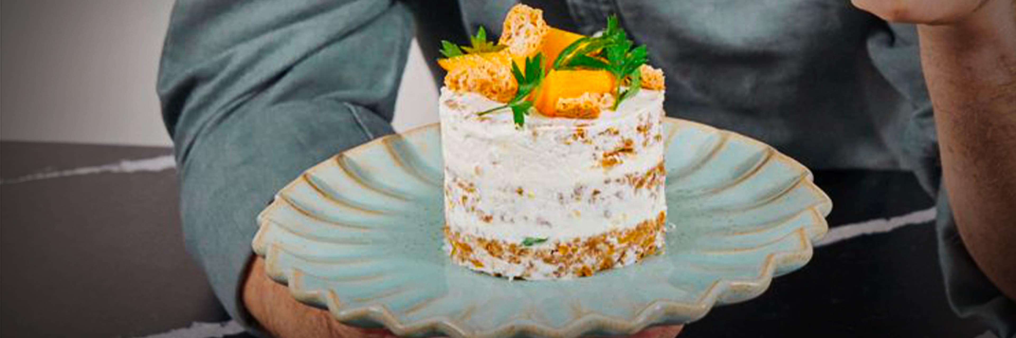 Naked cake di carote, cachi, amaretto e prezzemolo