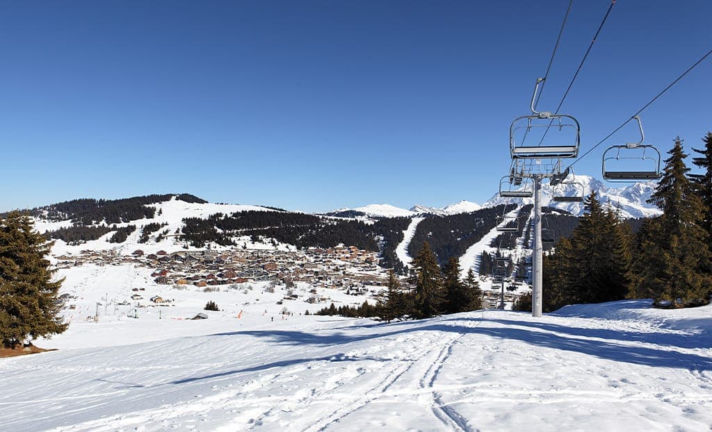 Neve artificiale: un dilemma per le stazioni sciistiche