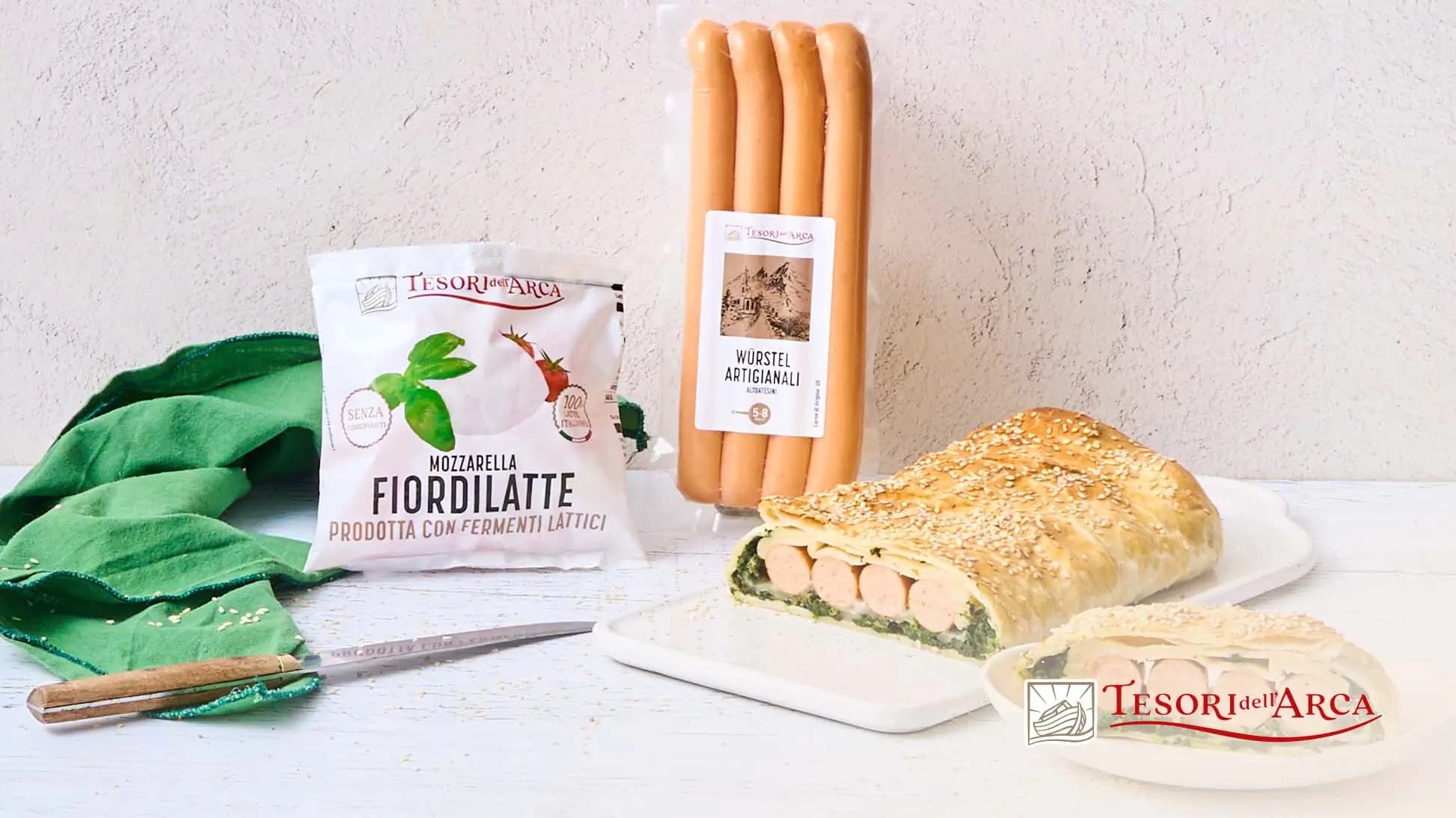 Strudel salato con wurstel artigianali, spinaci e mozzarella