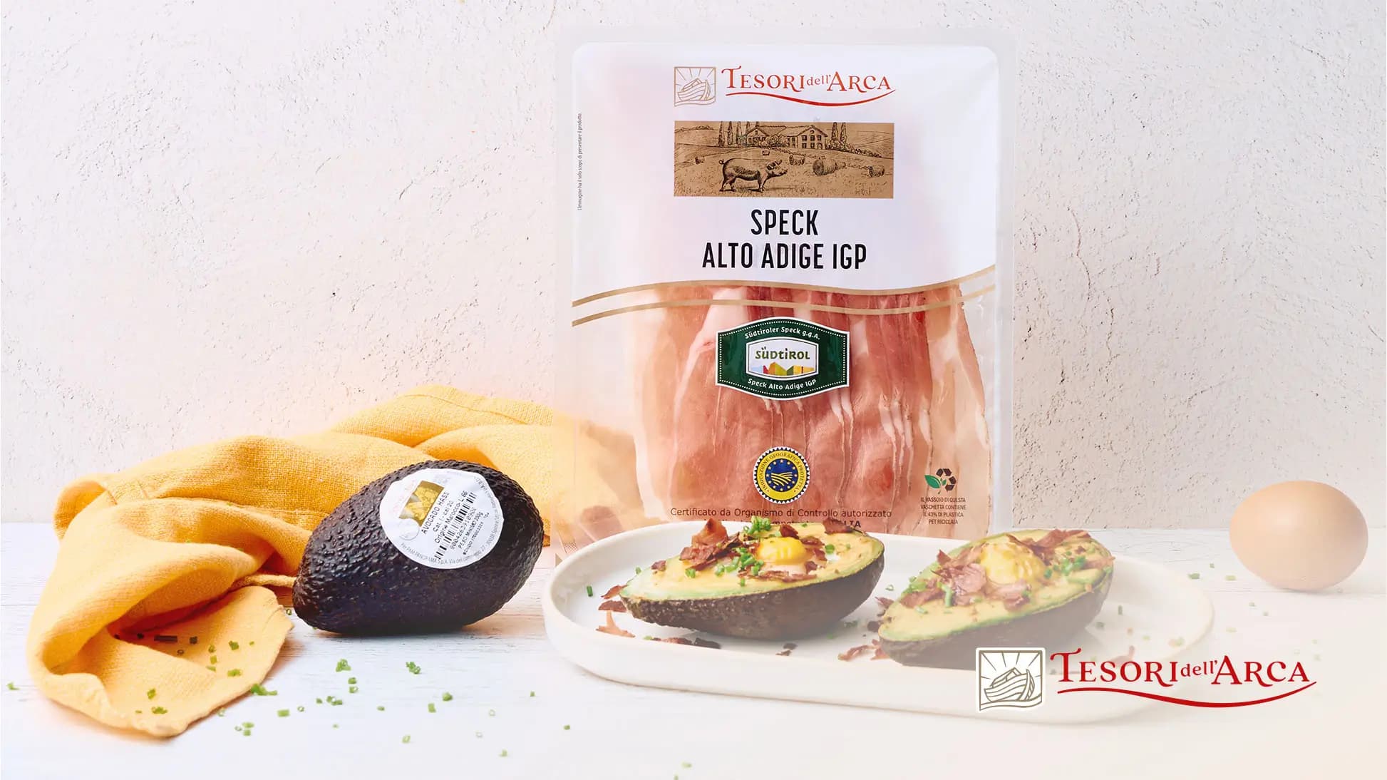 Avocado farcito con uova al forno con speck croccante ed erba cipollina