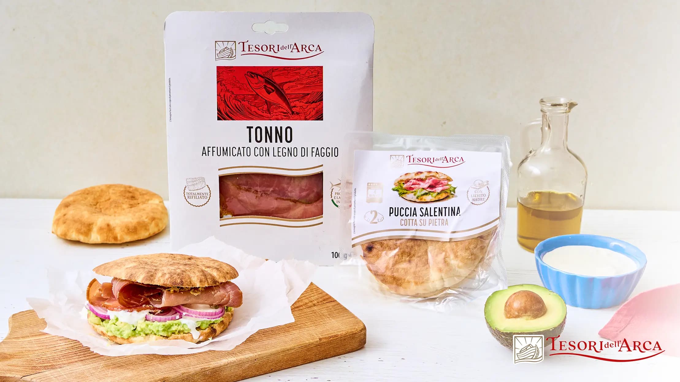 Puccia con tonno affumicato, avocado, cipolla e stracciatella