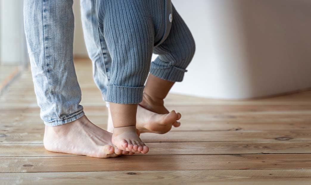 Camminare a piedi nudi in casa: bene o male?