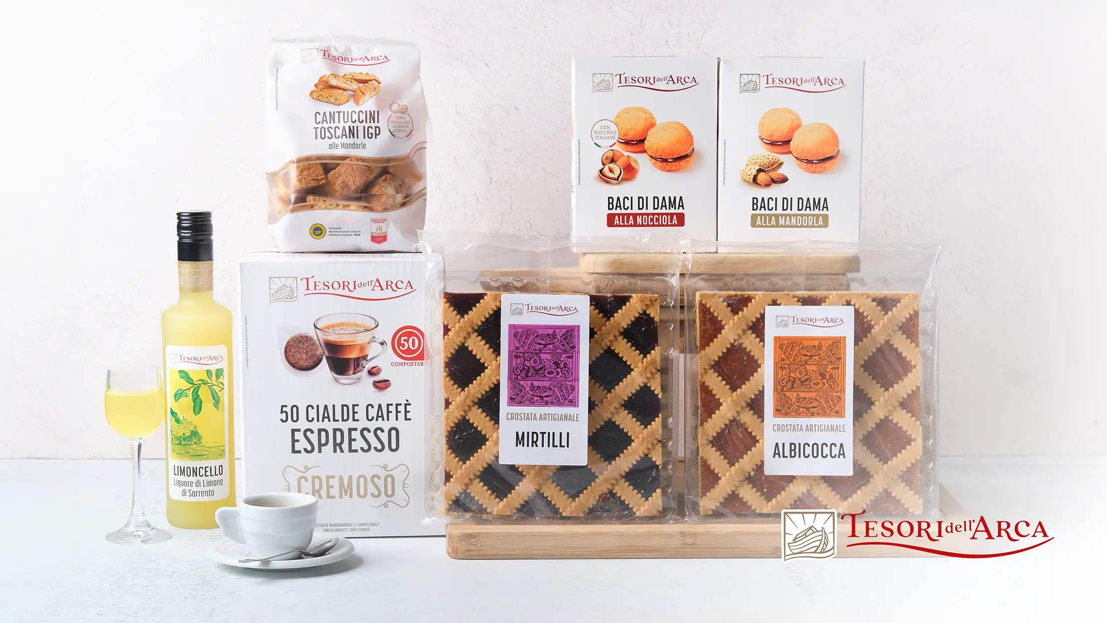 La selezione Tesori dell'Arca per chiudere in bellezza qualsiasi occasione conviviale, che sia con un sorso di Limoncello Liquore di 'Limoni di Sorrento IGP' o con una buona tazzina di Caffè in cialde. Magari da accompagnare a un'eccellenza della tradizione come i Cantuccini toscani IGP alle mandorle o i Baci di dama alle mandorle e alle nocciole. E per i più golosi, ci sono le Crostate artigianali all'albicocca e ai frutti di bosco.