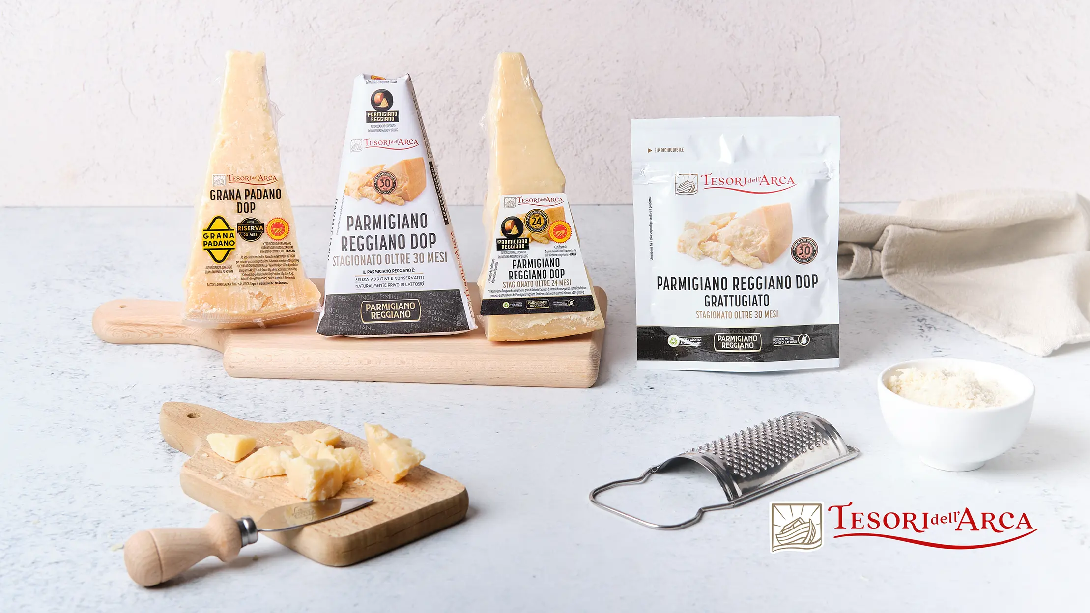 Il meglio dei prodotti caseari italiani racchiusi nella selezione di Formaggi stagionati Tesori dell'Arca. Immancabile il Parmigiano Reggiano DOP 30 mesi e 24 mesi, da gustare in purezza o nella versione 30 mesi grattugiato per arricchire le vostre ricette preferite. Lasciatevi sorprendere dal gusto unico di Grana Padano riserva 20 mesi, perfetto per portare in tavola il gusto autentico dell'eccellenza.