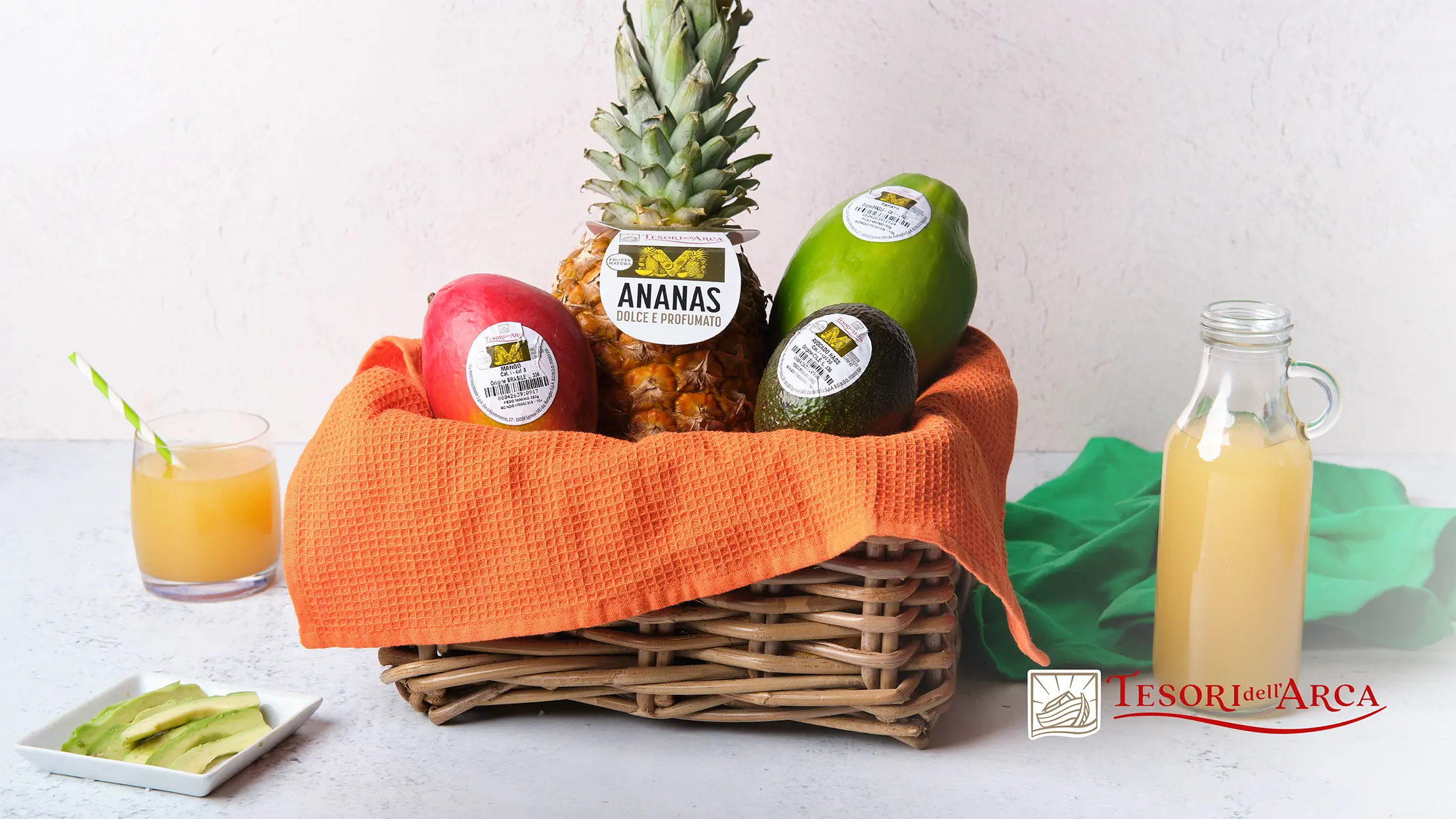 La Frutta Tesori dell'Arca è un vero tripudio di freschezza e colore, perfetta per arricchire ogni occasione. L'ananas, l'avocado, il mango e la papaya aggiungono vitalità e colore a ogni pasto: buonissimi da soli e ancora di più in tante ricette dolci e salate, qualche idea? Gustatela insieme a uno yogurt a colazione o in un'insalata di stagione.