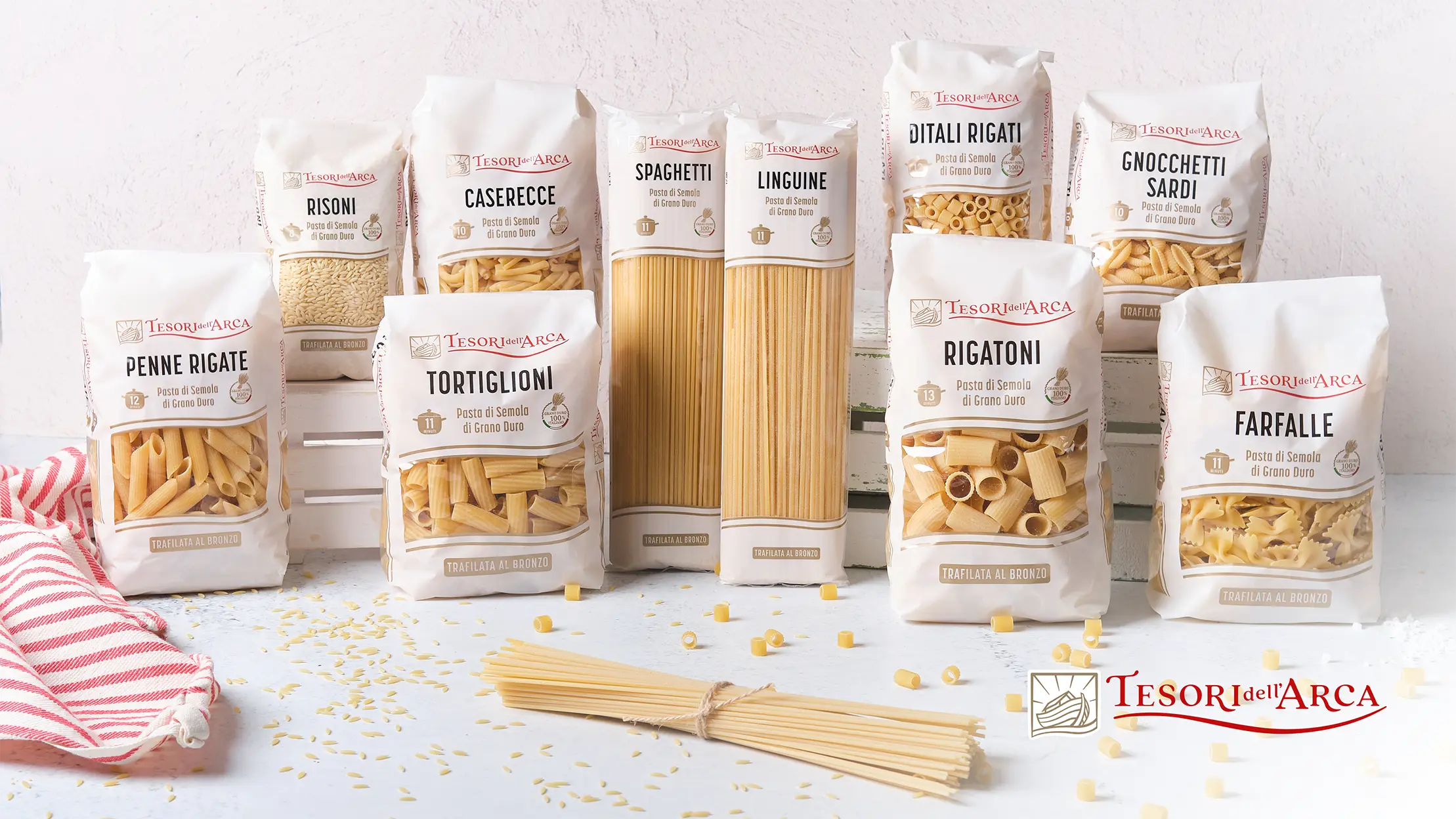 La pasta Trafilata al Bronzo Tesori dell'Arca unisce tradizione e qualità, garantendo una consistenza porosa ideale per trattenere ogni sugo. Dalle classiche Penne rigate, Farfalle e Spaghetti, alle Linguine, Rigatoni e Tortiglioni, fino ai formati regionali come Gnocchi sardi e Caserecce, passando per Risoni e Ditali rigati, ogni piatto sarà un successo.
