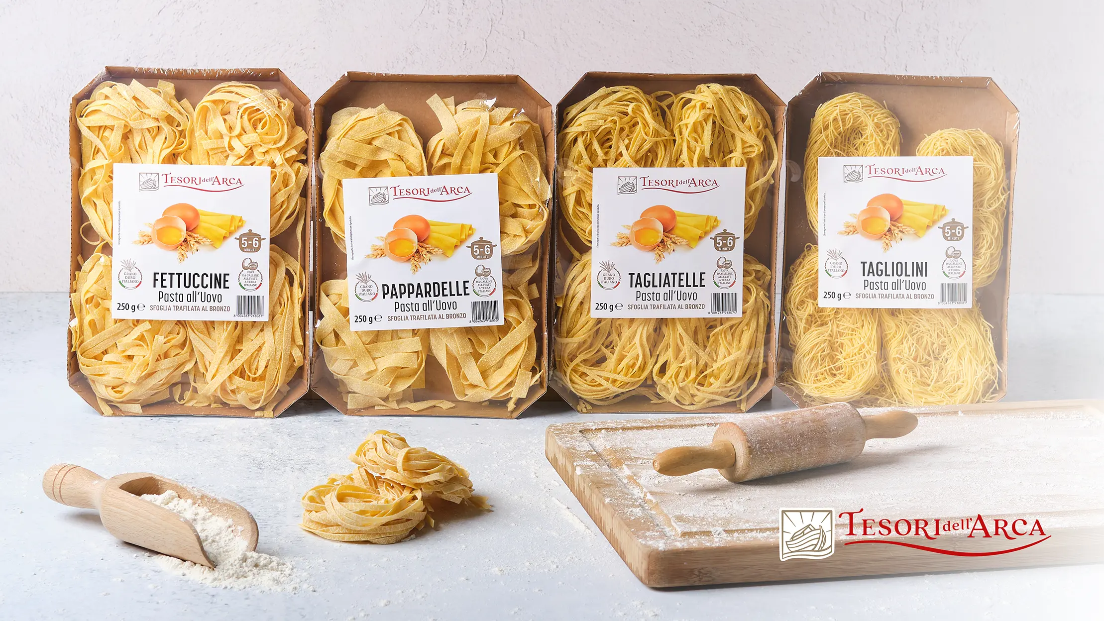 Un simbolo della cucina italiana, la Pasta all'uovo secca Tesori dell'Arca è perfetta per ogni occasione. Fettuccine, Tagliatelle, Pappardelle e Tagliolini, sono realizzati con semola di grano duro italiano e uova da galline allevate a terra italiane, Grazie alla loro sfoglia ruvida trafilata al bronzo sono l'ingrediente versatile e immancabile in ogni cucina. Con i condimenti della tradizione o sughi di stagione, rendono ogni pranzo o cena un momento di autentico piacere.