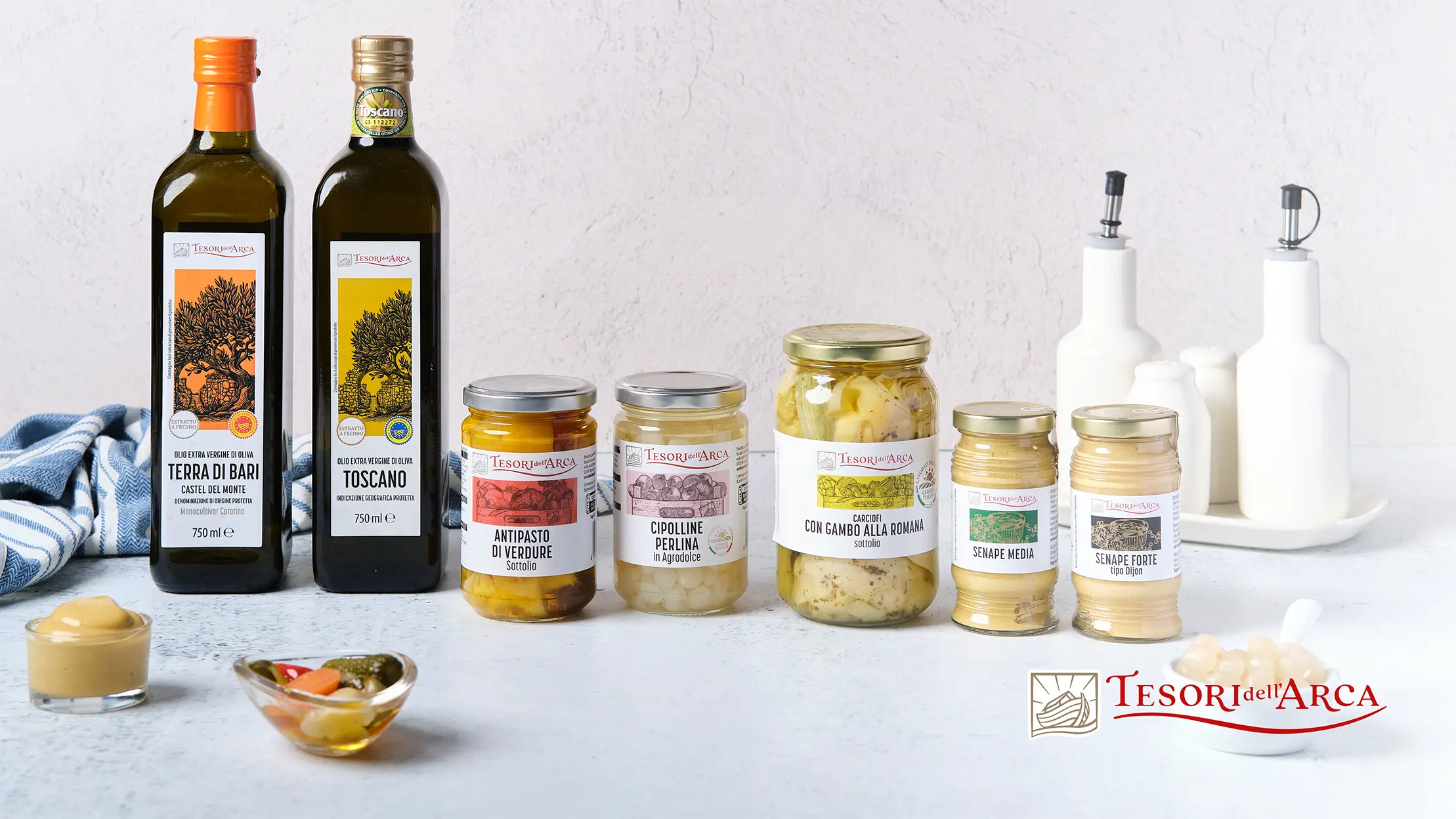 Un universo di sapori sempre a portata di mano. Scegliete tra l'Olio extravergine di oliva Toscano IGP, prezioso e aromatico, e l'Olio extravergine di oliva Terra di Bari Castel del Monte DOP, ottimo in ogni pietanza. La Senape, con il suo gusto deciso e versatile, completa una dispensa che si adatta a mille combinazioni. Immancabile la selezione che porta in tavola tutto il gusto dell'orto: Cipolline, Antipasto di verdure e Carciofi alla romana.